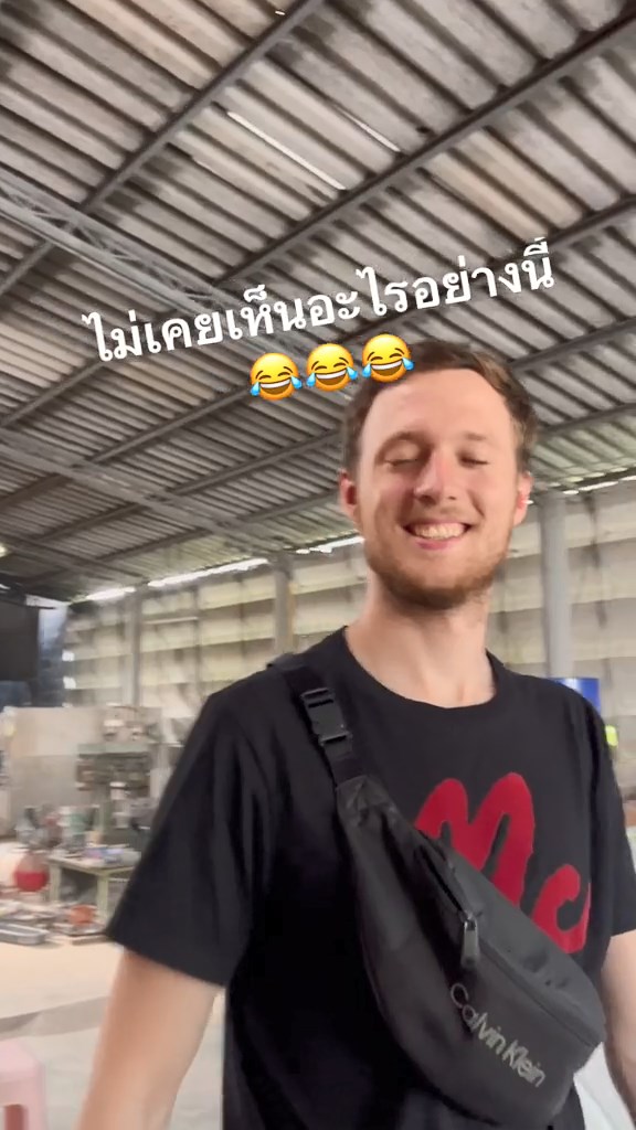 ฝรั่งไม่เคยเห็นไม้ปัดขนไก่
